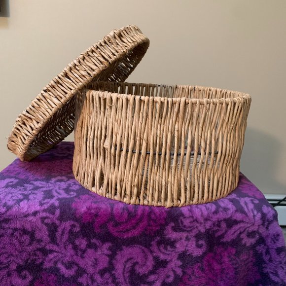 VINTAGE METAL FRAMED ROUND WOVEN  BASKET  WITH LID 13" DIAMETER 7" DEEP - Picture 2 of 6
